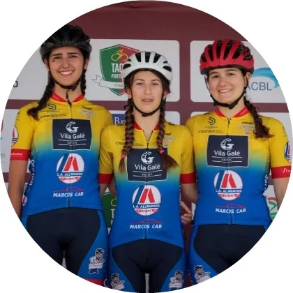 Imagem de três jovens ciclistas num pódio