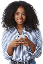 Mulher sorridente de cabelo encaracolado segura um smartphone, usa uma camisa às riscas e olha para a câmara.