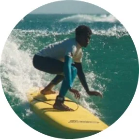 Imagem de um jovem a praticar surf